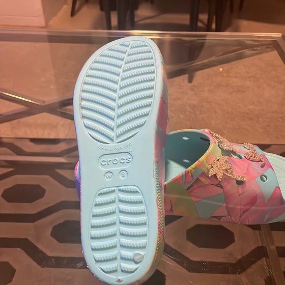 Tie-died new without tags blinged out Crocks size 8 - Picture 3 of 4